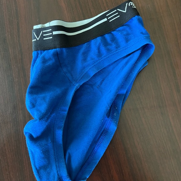 Volv - Picture 4 of 5